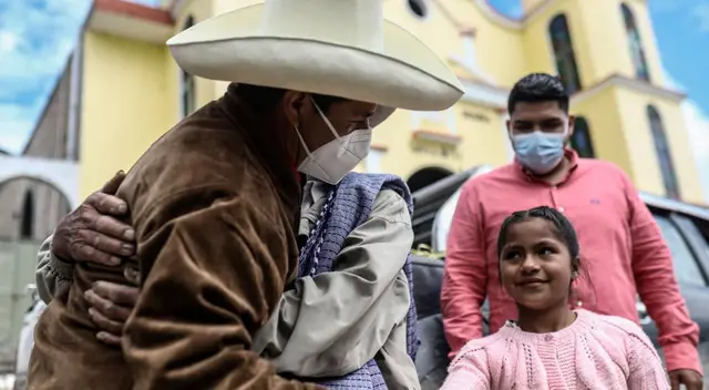 El candidato presidencial de Perú Libre saludó a sus seguidores sin respetar el distanciamiento social.