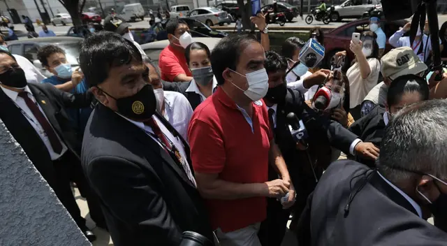 Yonhy Lescano acudió a votar y se generó desorden y aglomeraciones.