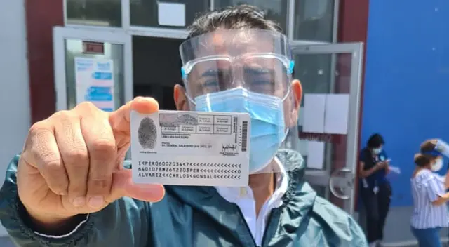 Carlos Álvarez acudió a votar tras superar el COVID-19. Carlos Álvarez acudió a votar tras superar el COVID-19.