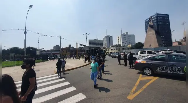 Personas realizan larga cola para emitir su voto en Jesús María. Personas realizan larga cola para emitir su voto en Jesús María.