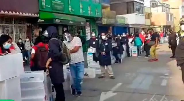 Personal de la ONPE y el JNE están desde la madrugada esperando para entregar las ánforas.