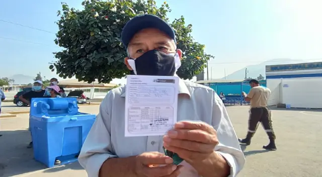 Adultos mayores esperaron dos horas fuera del local de vacunación porque no sabían que no atenderían.