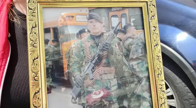 El policía Jhonny Lara Oscco no fue vacunado contra la COVID-19 y ahora se encuentra grave de salud por lo que necesita una cama UCI con urgencia. El policía Jhonny Lara Oscco no fue vacunado contra la COVID-19 y ahora se encuentra grave de salud por lo que necesita una cama UCI con urgencia.