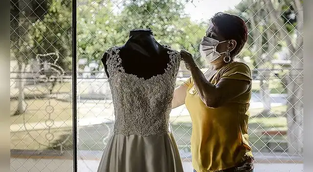 Matrimonio. Las mascarillas con encajes se han vuelto indispensables para las novias. Foto: Foto: John Reyes/La República
