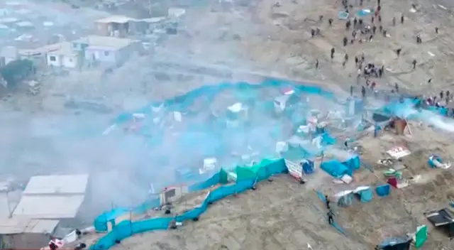 Lanzan bombas lacrimógenas que afectaron sobre todo a niños y adultos mayores. Lanzan bombas lacrimógenas que afectaron sobre todo a niños y adultos mayores.