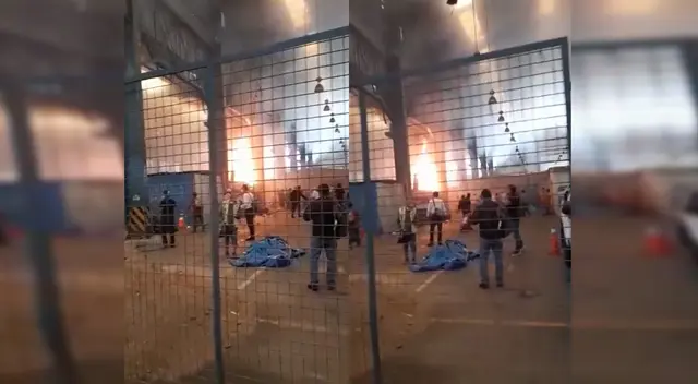 En el lugar se encuentran los bomberos atendiendo la emergencia. En el lugar se encuentran los bomberos atendiendo la emergencia.