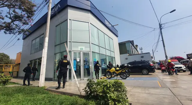 Sujetos ingresaron con armas de fuego y redujeron al personal de seguridad. Se desconoce el monto sustraído.