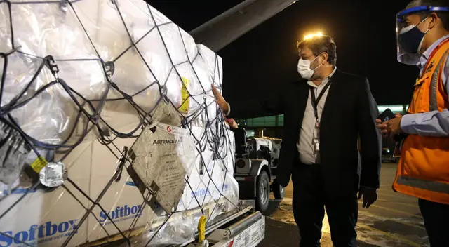 Ministro Ricardo Cuenca recibió lote de vacunas de Pfizer.