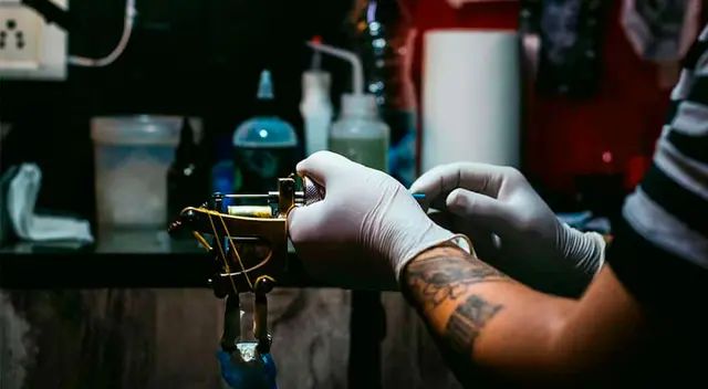 La joven denunció que las cejas de su madre quedaron lastimadas y en mal estado.