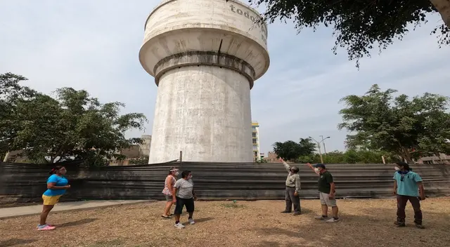 Vecinos de los Olivos denuncian que filtración en tanque de Sedapal podría traer dengue Vecinos de los Olivos denuncian que filtración en tanque de Sedapal podría traer dengue