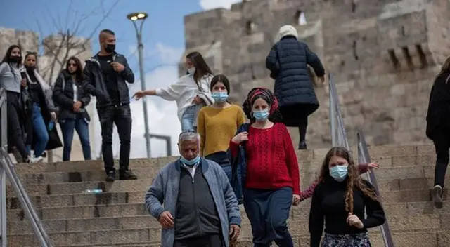 Israel fue uno de los primeros países en imponer el uso obligatorio de la mascarilla. Israel fue uno de los primeros países en imponer el uso obligatorio de la mascarilla.