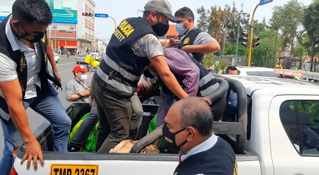 La policía traslada a los detenidos