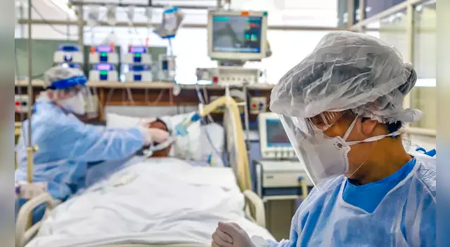 En algunas zonas de Brasil, los profesionales sanitarios también enfrentan la falta de medicamentos y cilindros de oxígeno destinados para los enfermos más graves.