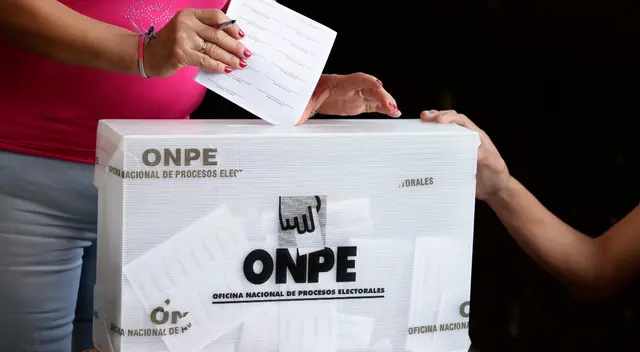 La mujer pide a la ONPE cubrir el tratamiento de ella y el de su familia, ya que cada día que pasa los síntomas de la enfermedad aumentan. La mujer pide a la ONPE cubrir el tratamiento de ella y el de su familia, ya que cada día que pasa los síntomas de la enfermedad aumentan.