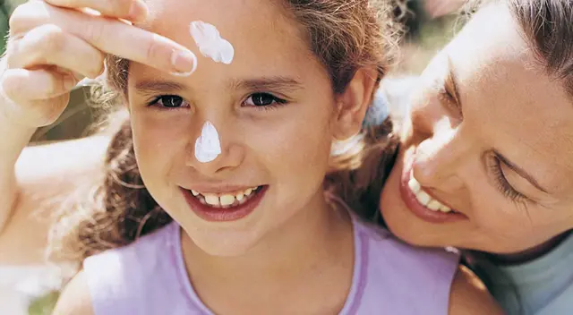 El uso de protector solar previene las lesiones cancerígenas.