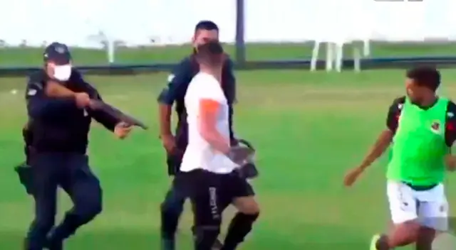 Uno de los agentes disparó contra un jugador.