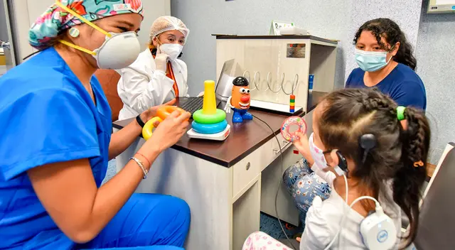 Niños volvieron a escuchar gracias a exitosa operación. Niños volvieron a escuchar gracias a exitosa operación.