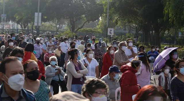 largas colas y desorden en el centro de vacunación largas colas y desorden en el centro de vacunación