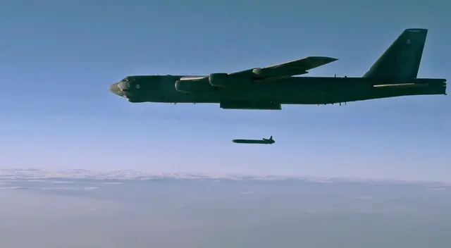 “Estados Unidos reafirmó su apoyo inquebrantable a la defensa de Japón en virtud del Tratado de Cooperación y Seguridad Mutuas entre Estados Unidos y Japón” se indica en el comunicado.