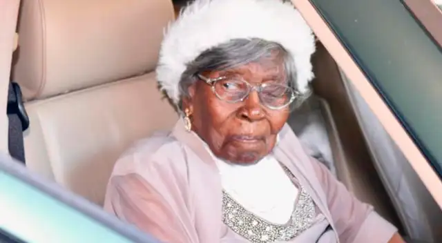 Ford trabajaba en una granja donde no solo plantaba y recogía algodón, sino que araba el campo y cortaba leña. Ford trabajaba en una granja donde no solo plantaba y recogía algodón, sino que araba el campo y cortaba leña.