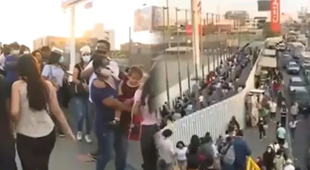 Caos y aglomeración en los exteriores de Megaplaza. Cientos se personas no respetaban el distanciamiento social ni el uso correcto de la mascarilla.