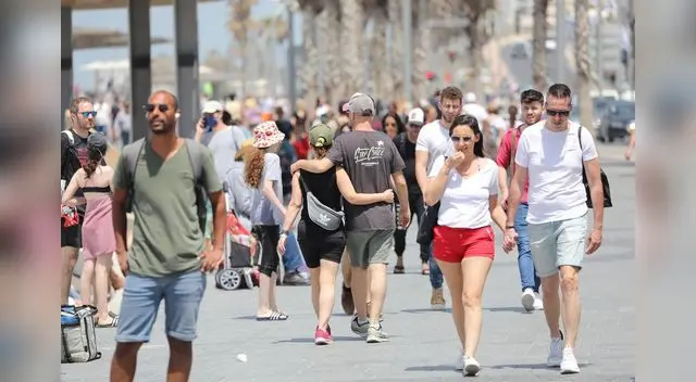 Las personas caminan sin mascarillas cerca de la playa en Tel Aviv. Israel puso fin al uso obligatorio de mascarillas al aire libre tras una exitosa campaña de vacunación contra el coronavirus. Las personas caminan sin mascarillas cerca de la playa en Tel Aviv. Israel puso fin al uso obligatorio de mascarillas al aire libre tras una exitosa campaña de vacunación contra el coronavirus.