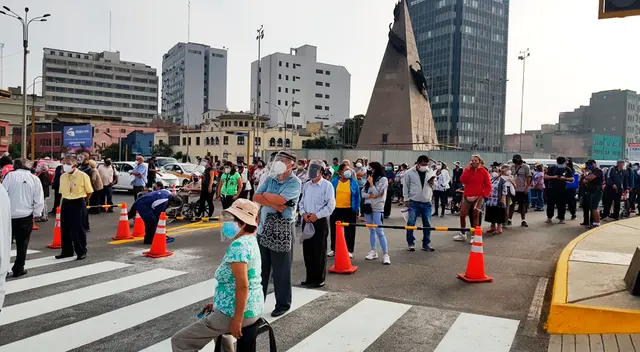 Se registran largas colas de adultos mayores en los exteriores del Campo de Marte para ser vacunados contra la COVID-19 Se registran largas colas de adultos mayores en los exteriores del Campo de Marte para ser vacunados contra la COVID-19