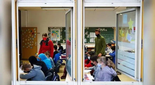 La Organización Mundial de la Salud mantiene su postura de que el virus "se transmite entre personas a través del contacto y de gesticulas respiratorias".