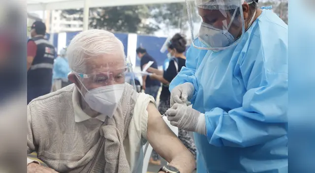 Adultos mayores vienen siendo inmunizados en vacunatorios de varios distritos.