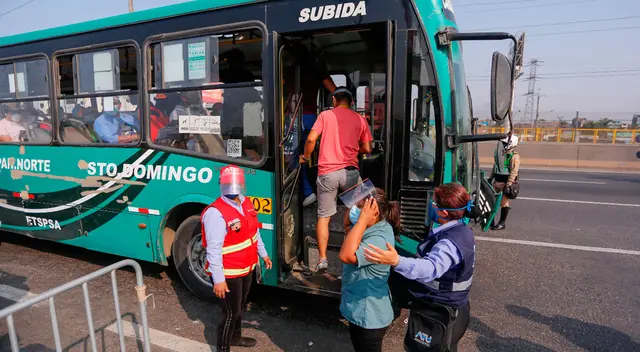 La ATU recuerda que el uso de la mascarilla y protector facial es obligatorio en el transporte público. Además, se debe respetar el aforo, mantener el distanciamiento corporal y hacer uso de alcohol líquido o en gel para manos. La ATU recuerda que el uso de la mascarilla y protector facial es obligatorio en el transporte público. Además, se debe respetar el aforo, mantener el distanciamiento corporal y hacer uso de alcohol líquido o en gel para manos.