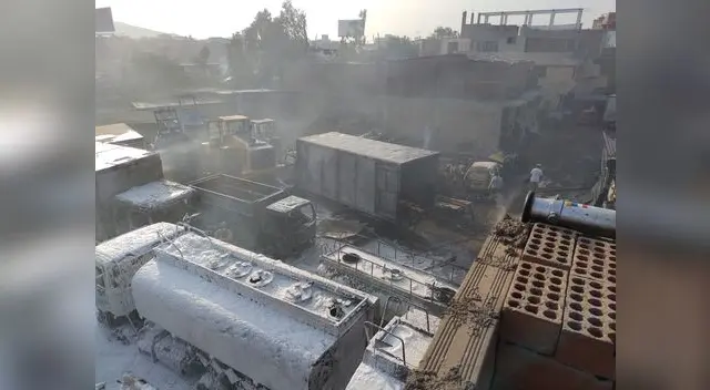 una docena de vehículos quedaron en cenizas tras incendio en SJM