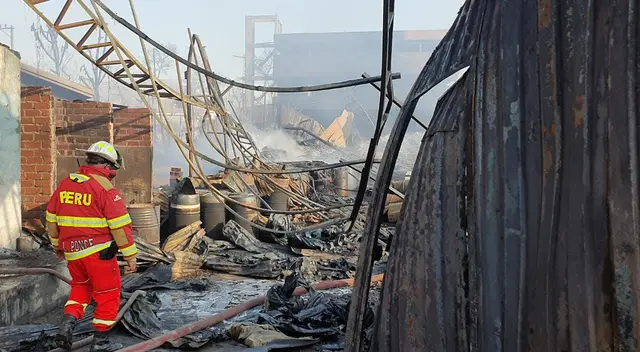 Trabajador de 22 años resultó herido en incendio de fábrica de colchones, en Huachipa.