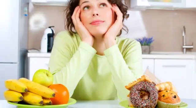 Evita los alimentos procesados y las bebidas gaseosas.