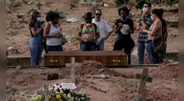 Brasil es el segundo país con más muertes a causa de la COVID-19 en todo el mundo. En la imagen, víctima es enterrada por familiares en un cementerio de Río de Janeiro.