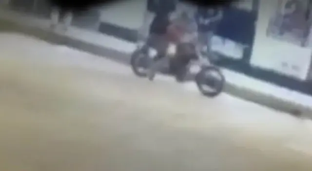 Los menores de edad fueron asaltados por una moto lineal que no llevaba placa de registro.