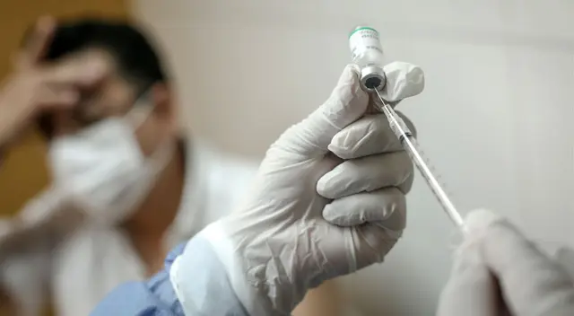 Según el INS, la variante P1 puede provocar más infecciones que otras debido a la mmutación E484K y que, a causa de ello, se necesitaría más anticuerpos para resistir a la enfermedad. Según el INS, la variante P1 puede provocar más infecciones que otras debido a la mmutación E484K y que, a causa de ello, se necesitaría más anticuerpos para resistir a la enfermedad.