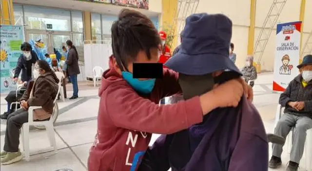 El menor de edad comentó que quiere mucho a su abuelo y por ello lo acompañó a vacunarse.
