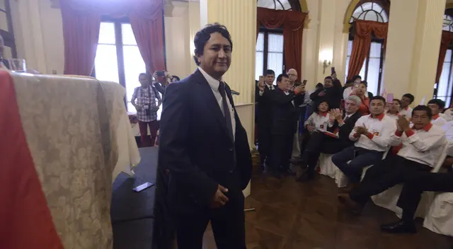 Vladimir Cerrón aseguró, a través de sus redes sociales, que Pedro Castillo estará a cargo del gobierno. Vladimir Cerrón aseguró, a través de sus redes sociales, que Pedro Castillo estará a cargo del gobierno.