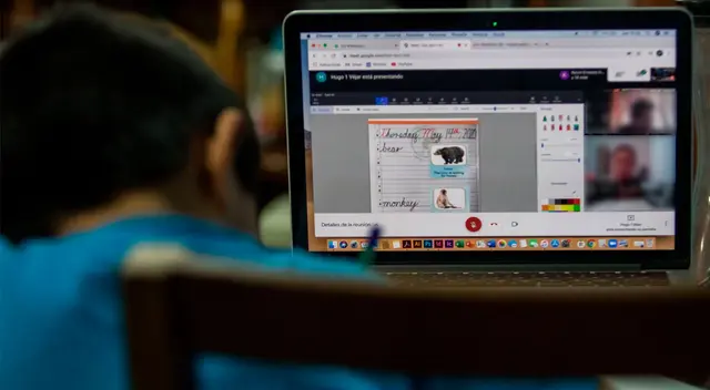 La catedrática de inglés estaba en plena transmisión vía Zoom. La catedrática de inglés estaba en plena transmisión vía Zoom.