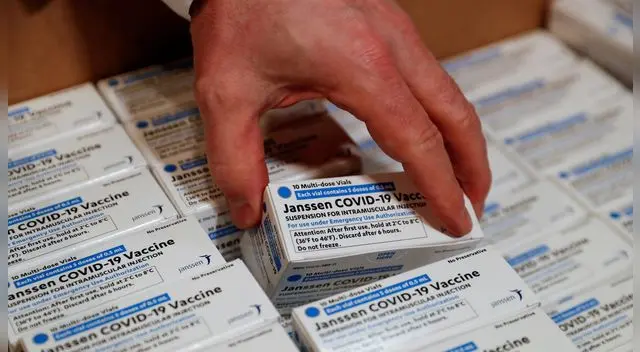 El panel de CDC recomendó la inclusión de un lenguaje que advirtiera al público del riesgo de coágulos de sangre al recibir la vacuna. El panel de CDC recomendó la inclusión de un lenguaje que advirtiera al público del riesgo de coágulos de sangre al recibir la vacuna.