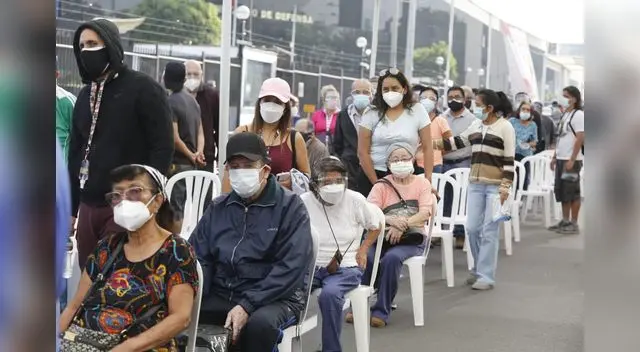Gobierno continúa vacunando adultos mayores de 80 años. En mayo empezarán con las personas mayores de 70. Foto: Carlos Félix - LR Gobierno continúa vacunando adultos mayores de 80 años. En mayo empezarán con las personas mayores de 70. Foto: Carlos Félix - LR