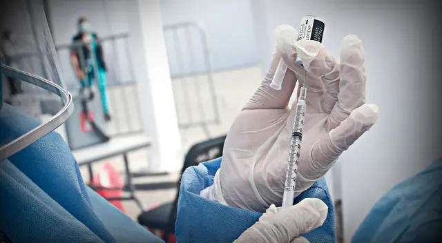 La inmunización indebida de estos 153 efectivos retirados se concretó el 20 de marzo de este año y se llevó a cabo en la sede central de la Región Policial de Yanahuara con 7 020 vacunas de la dosis Pfizer. La inmunización indebida de estos 153 efectivos retirados se concretó el 20 de marzo de este año y se llevó a cabo en la sede central de la Región Policial de Yanahuara con 7 020 vacunas de la dosis Pfizer.