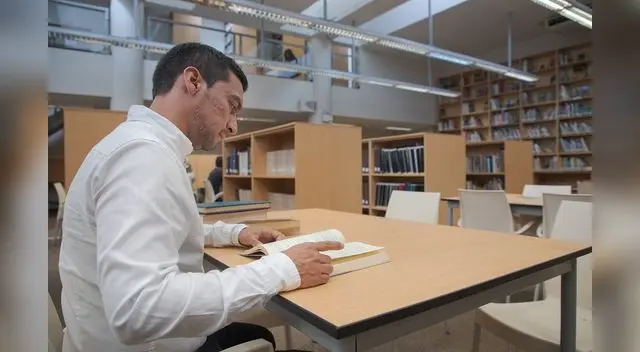 La beca cubre matrícula, pensión de estudios, transporte internacional, alojamiento, alimentación, entre otros gastos.