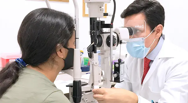 “A los 40, es muy común que las personas empiecen a tener dificultad de ver de cerca, que se conoce como presbicia”, indicó el Dr. Velasco. “A los 40, es muy común que las personas empiecen a tener dificultad de ver de cerca, que se conoce como presbicia”, indicó el Dr. Velasco.