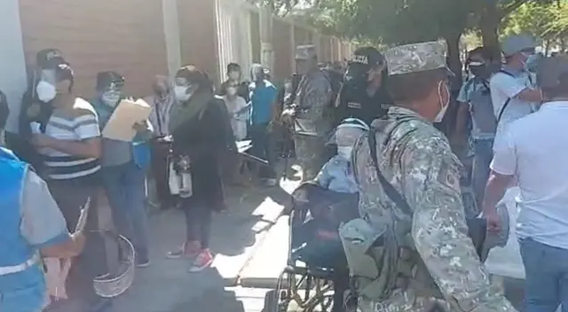Se registra aglomeración y largas colas de adultos mayores en el primer día de vacunación contra la COVID-19 en Piura. Se registra aglomeración y largas colas de adultos mayores en el primer día de vacunación contra la COVID-19 en Piura.