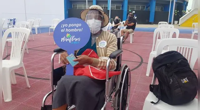 Adultos mayores se acercan al complejo Manuel Bonilla para recibir su vacuna.