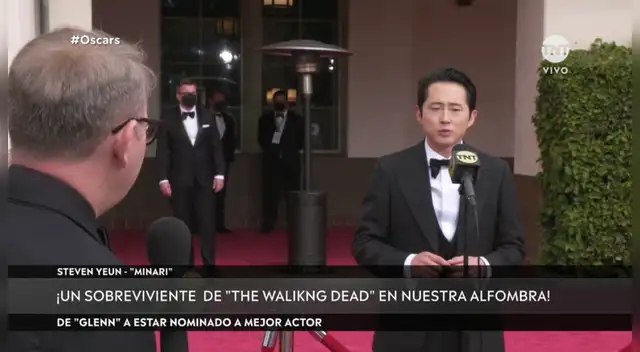 Steven Yeun se presentó en la alfombra roja previo a la ceremonia.
