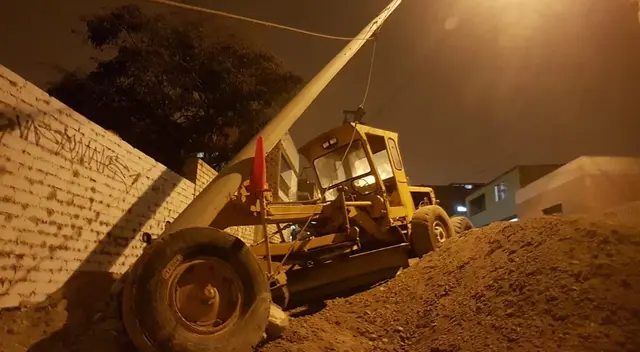 En el incidente, la motoniveladora colisionó con un poste y arrastró a un taxi varios metros. En el incidente, la motoniveladora colisionó con un poste y arrastró a un taxi varios metros.