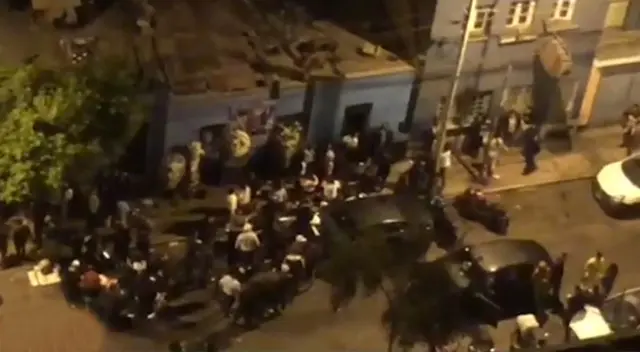 Los asistentes al velorio ocuparon las pistas de las calles de Lince sin respetar el distanciamiento social- Los asistentes al velorio ocuparon las pistas de las calles de Lince sin respetar el distanciamiento social-