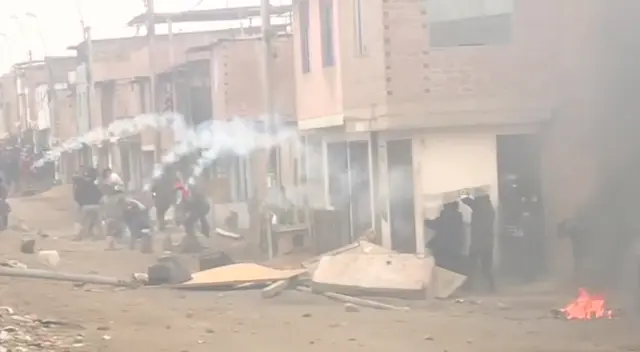 Invasores se enfrentaron a agentes PNP y formaron barricadas.